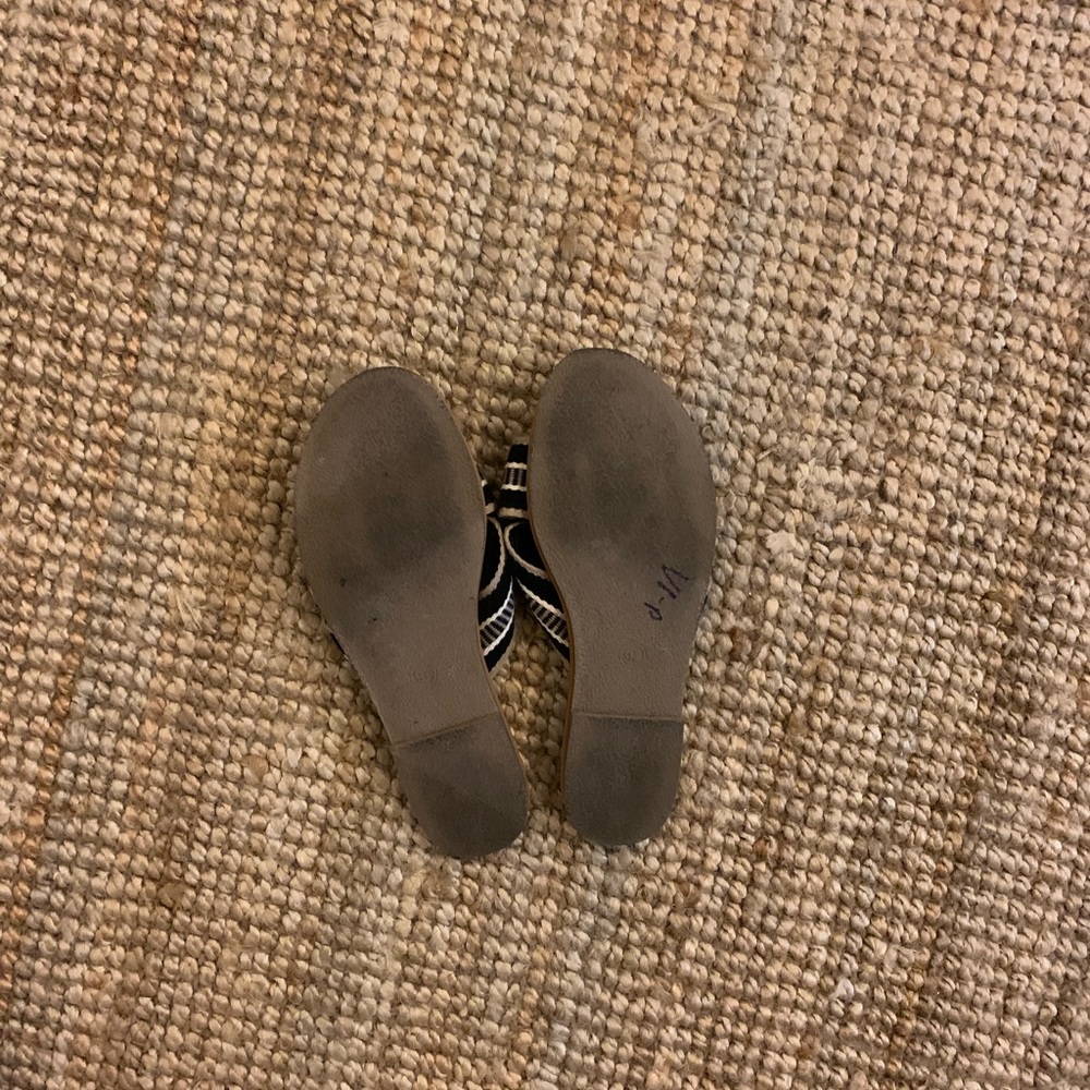 Universal thread slip on Sandals - Picture 2 of 2